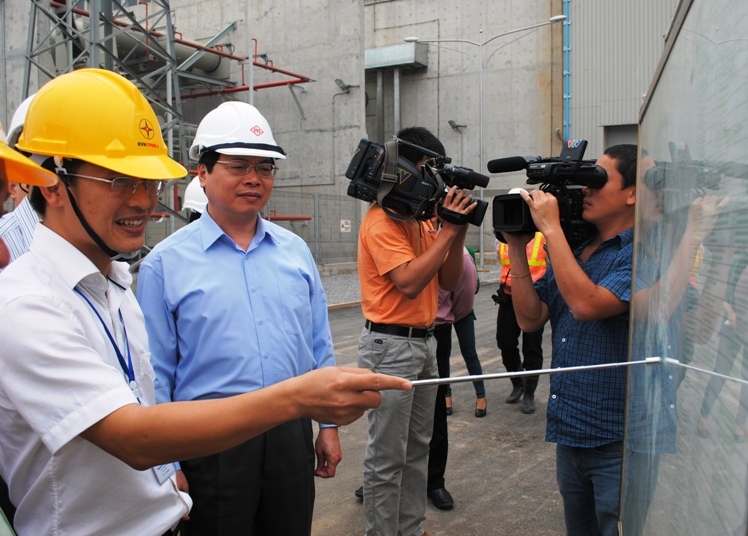  Trao mũ an toàn lao động cho Bộ trưởng